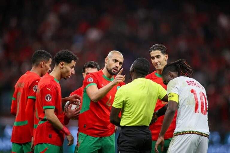 رسميا .. كاف تكشف طاقم التحكيم لمباراة المغرب والكاميرون في ربع نهائي الكان المغرب والكاميرون