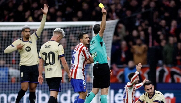 أول تحرك من برشلونة ضد حكام مباراة أتلتيكو مدريد برشلونة