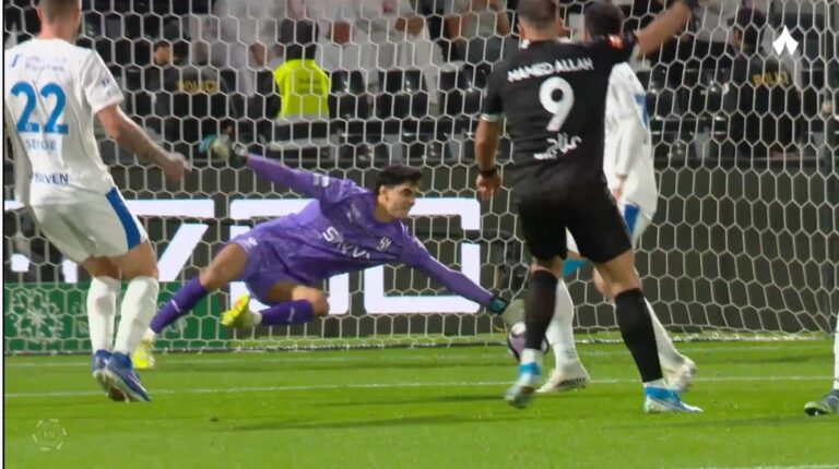 عبدالرزاق حمدالله يتلاعب بدفاع الهلال ويسجل هدف رائع في شباك ياسين بونو عبدالرزاق حمدالله