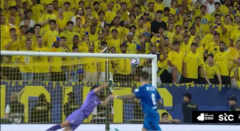 ياسين بونو يحرم كريستيانو من هدف محقق بتصدي عالمي في قمة النصر والهلال قمة النصر والهلال